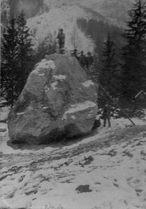 Arbeiter des Herrn Zettler zertrümmern die Steine des Bergsturzes in Untergrimming am 7. April 1904