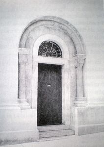 aus Kalktuff bestehendes romanisches Portal der Stiftskirche Admont