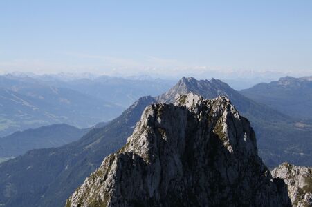 Zwölfer am Grimming von der Steinfeldspitze Richtung Westen (2 146 m ü. A.), dahinter der Kammspitz