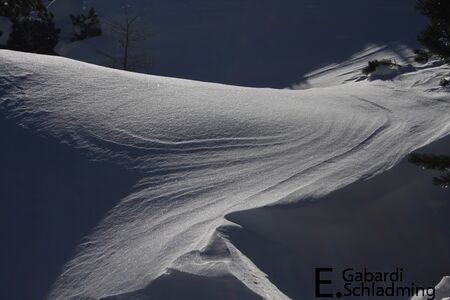Windgeformter Schnee