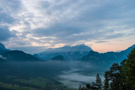 Blick auf den Gesäuseeingang und davor die Gemeinde Weng im Gesäuse.