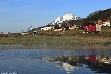 Schmelzwasserlacke mit Blick auf Ennstal Straße, Oberstuttern (Gemeinde St. Martin am Grimming) und Kammspitze.