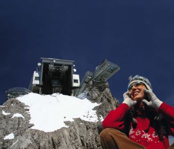 Blick von unten zum Dachstein Sky Walk (rechts)