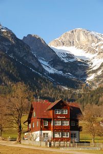 Appartmenthaus Wieseneck, im Hintergrund links der Mitterstein (2 060 m ü. A. und rechts der Sinabell (2 349 m ü. A.).