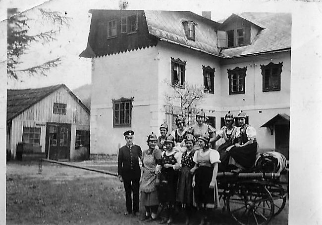 Datei:Frauenfeuerwehr Neuhaus 2. Weltkrieg v Villa Haim0006.jpg