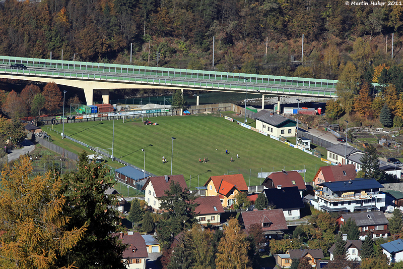 Datei:Fussballplatzschlad111028wi.jpg