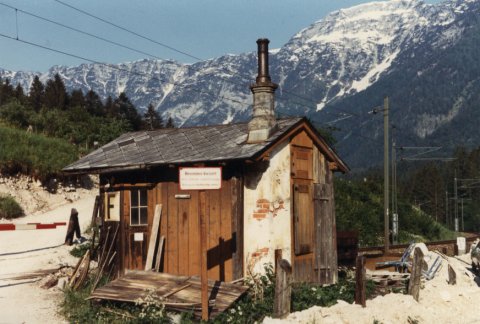 Datei:Salzkammergutbahn Schrankenposten Bad Aussee.jpg