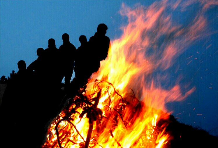 Datei:Sonnwendfeuer am Kl. Buchstein.jpg