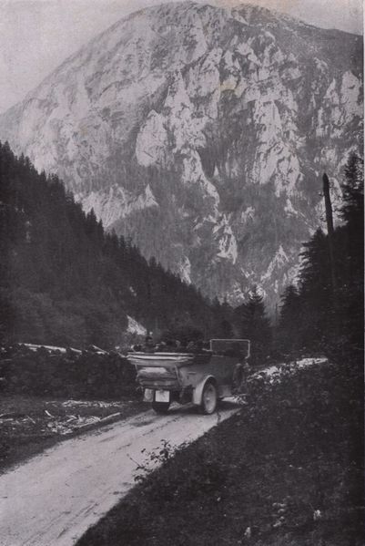 Datei:Salzatal Postkraftwagen 1929.jpg