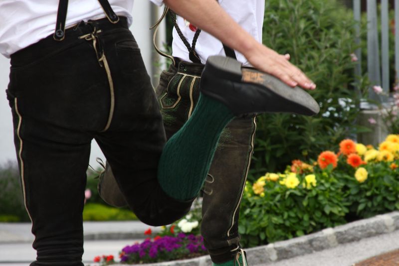 Datei:Schuhplattler weißenbach-haus 93649 2015-06-25.jpg