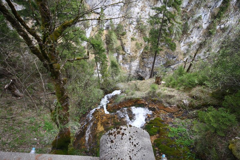 Datei:Pass-Stein-Straße wasserfälle 21042 2016-04-15.jpg