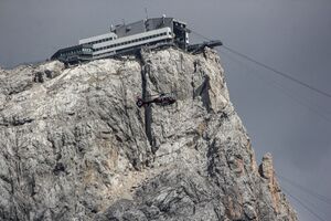Polizeihubschrauber südwand 82515 2018-09-13.jpg