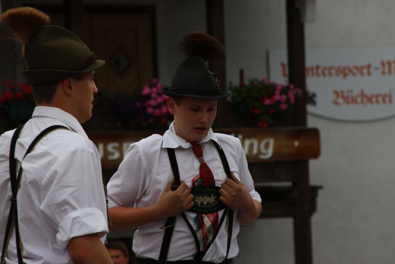 Datei:Schuhplattler weißenbach-haus 93634 2015-06-25.jpg