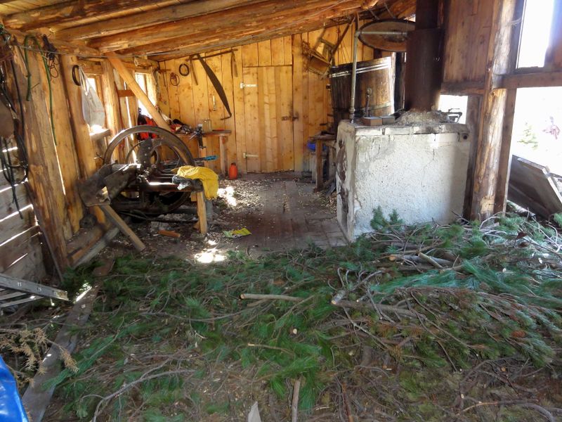 Datei:Latschenrbrennerei, Innenaufnahme.jpg