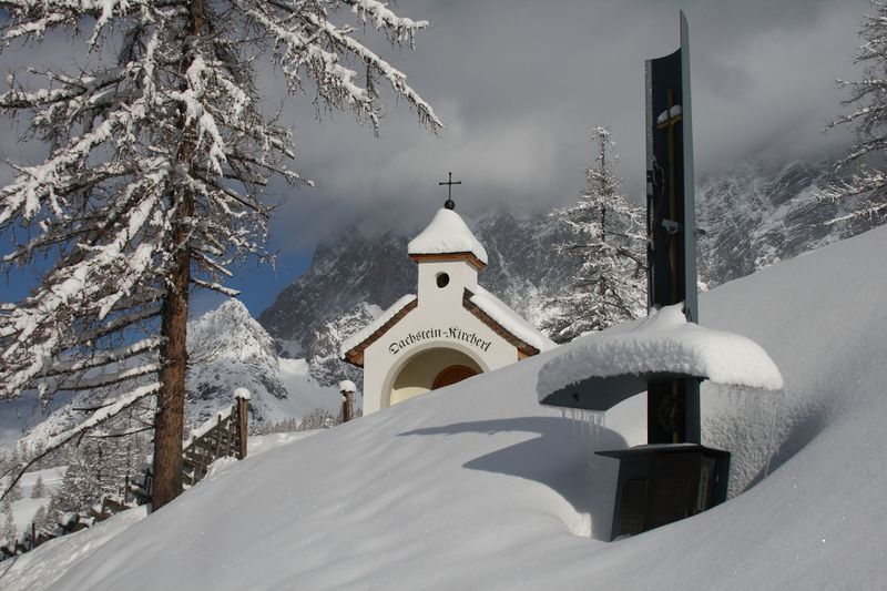 Datei:Dachstein-kircherl-brandalm 16-03-09 0022-2000x1333.jpg
