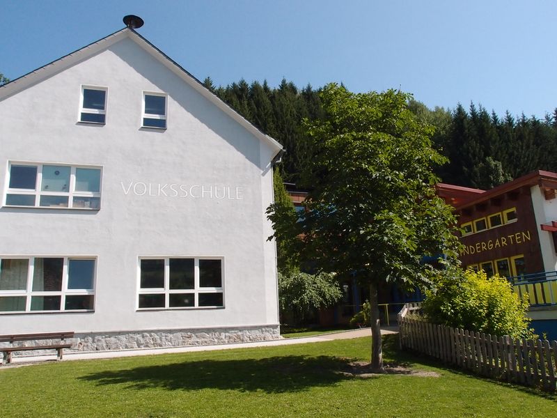 Datei:Volksschuleaichassach.JPG