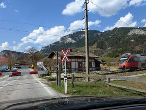 Trautenfels,Glattjochstrasse-Bahnkreuzung.JPG