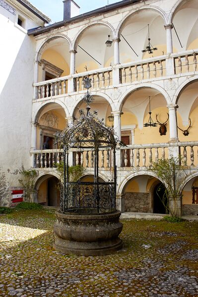 Datei:Innere Burghof-1006-2023-05-04.jpg