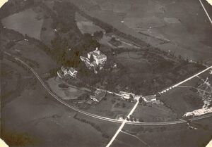 Schloss Trautenfels Ennstalbahn 1930er.jpg