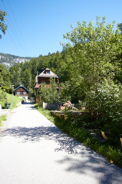 Datei:Kurvilla graf von thann-1000-2019-08-18.jpg