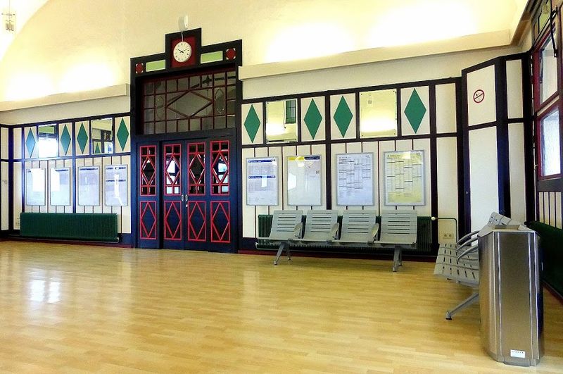Datei:Jugendstil-Wartesaal 08.JPG