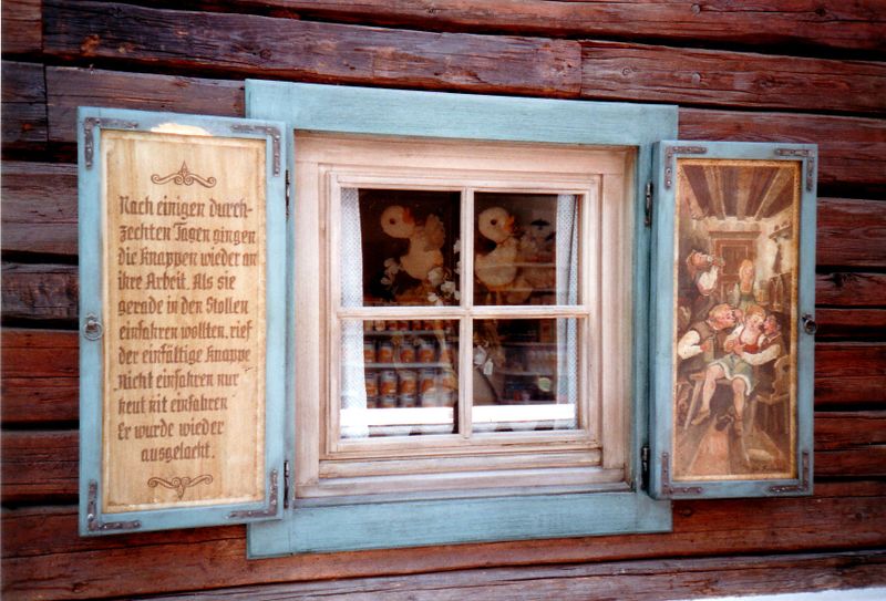 Datei:Fensterläden Knappenhaus Weitgasser1.jpg