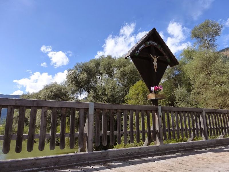 Datei:Heimkehrerkreuz Mödringerbrücke220834.JPG