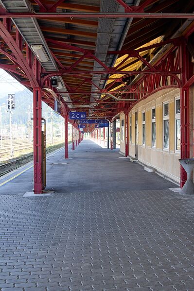 Datei:Inselbahnhof Selzthal (Mittelbahnsteig) DM-0598-2023-09-11.jpg