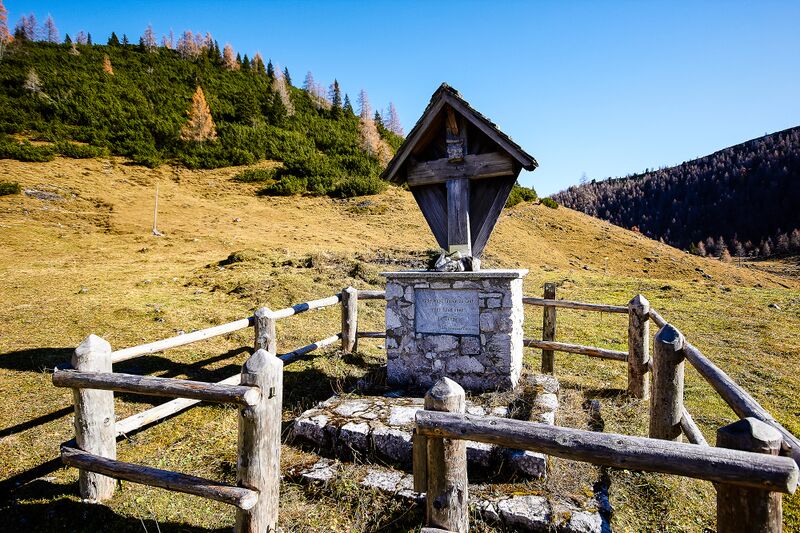 Datei:Almkreuz niederhüttenalm-3104-2020-11-06.jpg
