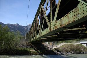 Eisenbahnbrücke haus 72644 2018-04-27.JPG