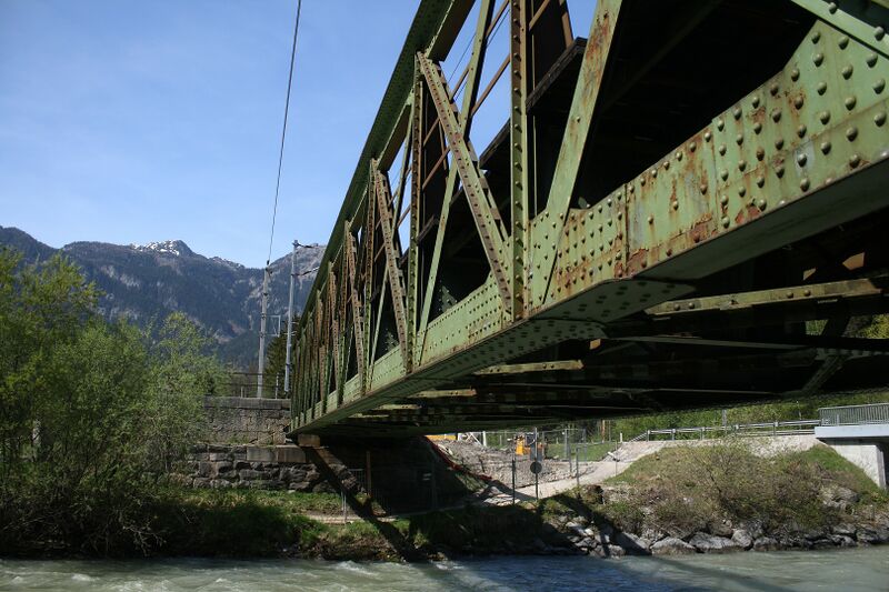 Datei:Eisenbahnbrücke haus 72644 2018-04-27.JPG