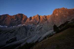 Dachsteinmassiv-südwand 24795 2008-11-05.jpg