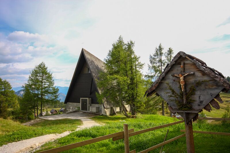 Datei:Flurkreuz tauplitzalm kirchenwirt-10-2016-09-26.jpg