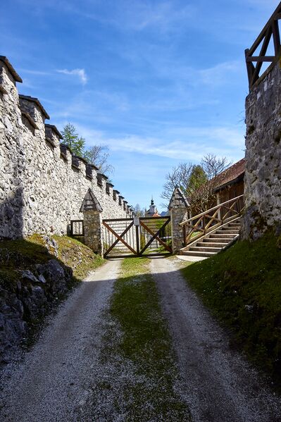 Datei:Großer Burghof strechau-1002-2023-05-04.jpg