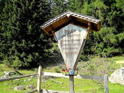 Sennerinnenkreuz Bärenfeuchtenalm3292.JPG