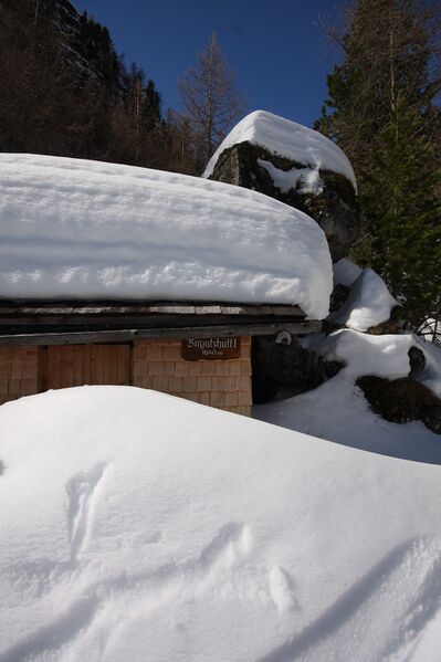 Datei:Birgatzhütte 2074 2012-03-15.jpg