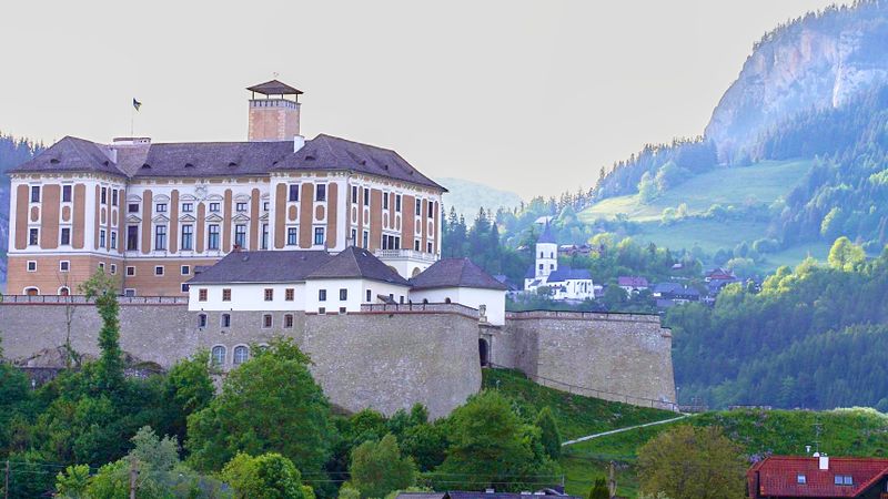 Datei:Schloss trautenfels 58268 2014-05-21.jpg