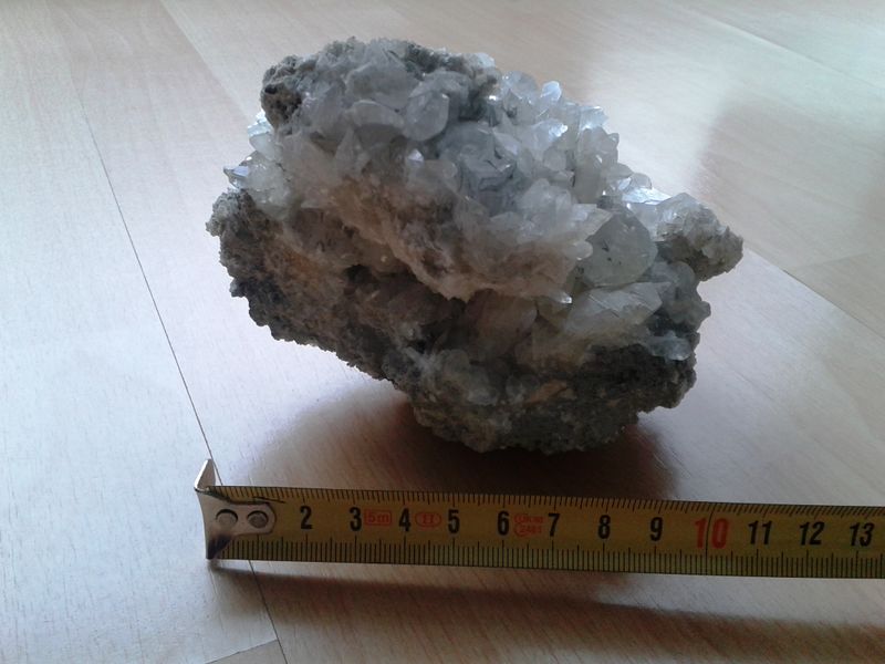 Datei:Calcitkristalle auf Muschelkalk.jpg