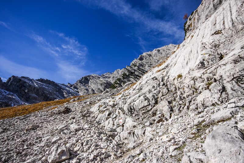 Datei:Schneegrube grimming 12936 2015-10-28.jpg