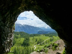 Trawenghöhle,Blick zum Linzer Tauplitzhaus.JPG