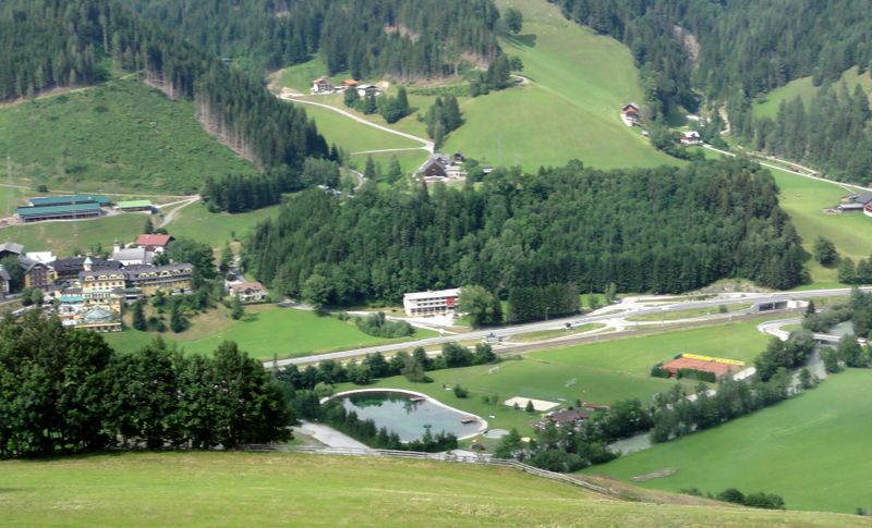 Datei:Pichl mit Badeteich.jpg