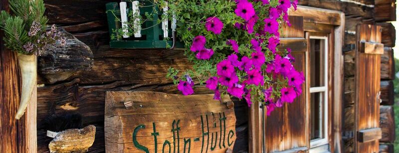 Datei:Almhütte Stoffn-Hütte Blumen.jpg