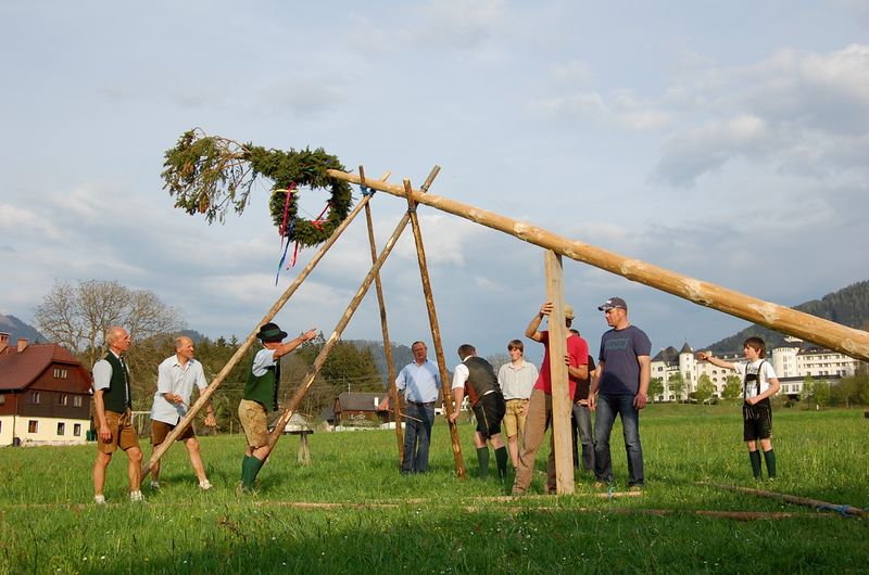 Datei:Maibaumaufstellen Irdning 03.JPG