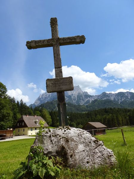 Datei:Bergrettungskreuz Buchau190135.JPG