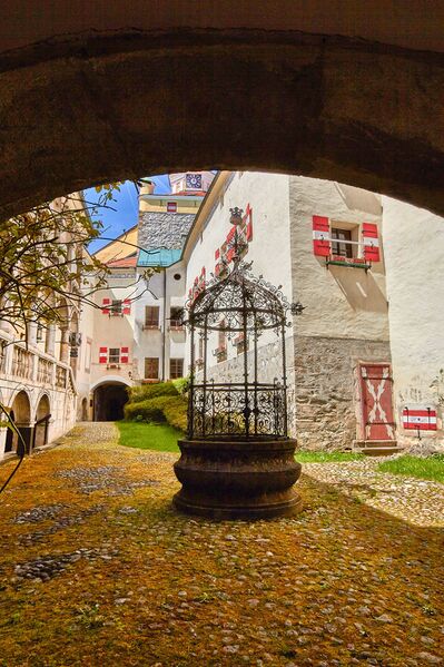 Datei:Innere Burghof-1021-2023-05-04.jpg