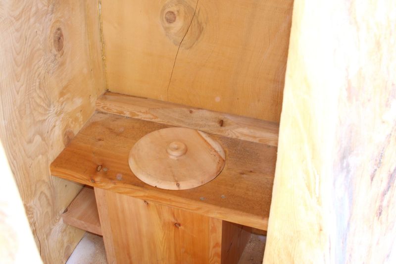 Datei:Plumpsklo-hangofenhütte 43107 2014-02-16.jpg