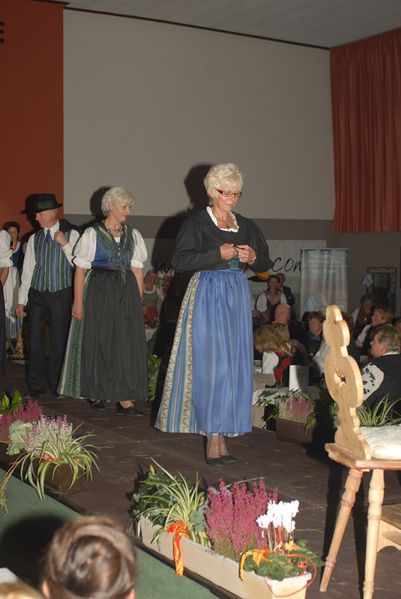 Datei:Aigner-Dirndl-Festtagtracht.JPG