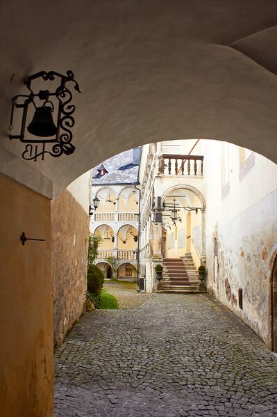 Datei:Innere Burghof-1001-2023-05-04.jpg