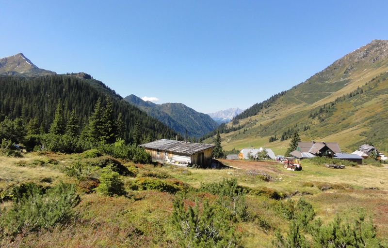 Datei:Latschenkieferbrennerei auf der Planneralm.jpg