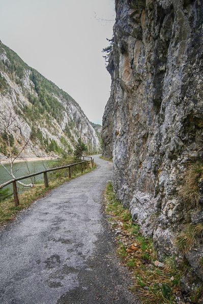 Datei:Pass-Stein-Straße 21038 2016-04-15.jpg